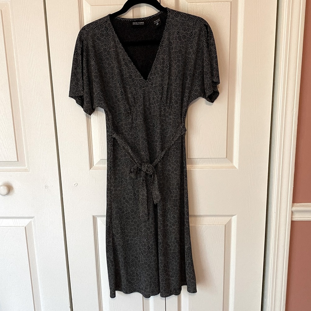 NEW YORK & CO SLIT SLEEVE DRESS W/ TIE, SIZE M